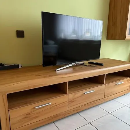Grosszugige 3 Zimmerwhg., Balkon. Kuche. Tv, Wlan
