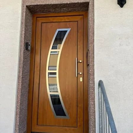 Grosszugige 3 Zimmerwhg., Balkon. Kuche. Tv, Wlan *