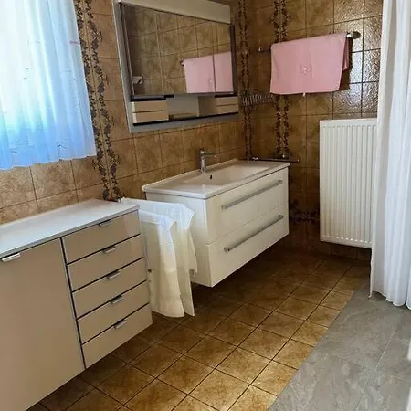 Grosszugige 3 Zimmerwhg., Balkon. Kuche. Tv, Wlan